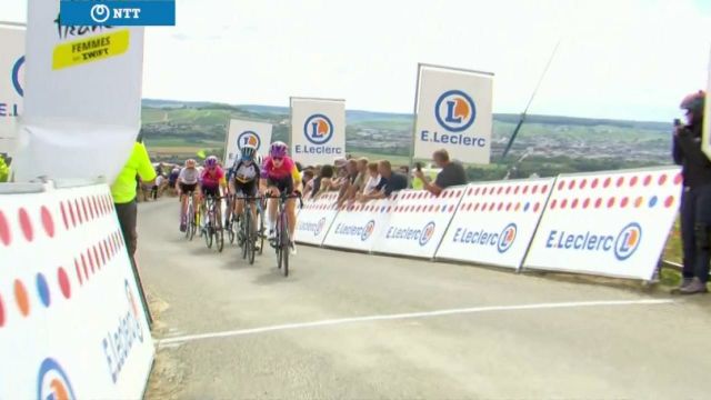 La première du classement général, porteuse du maillot jaune, Marianne Vos n'a pu suivre le rythme des autres favorites dans la terrible côte de Mutigny. Vos se trouve à un second échelon de course en compagnie de la Française Juliette Labous et de la Danoise Cecilie Uttrup Ludwig.