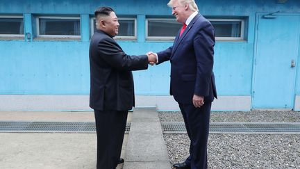 Le dirigeant nord-coréen Kim Jong-un et le président américain Donald Trump se serrent la main à la frontière entre les deux Corées, le 30 juin 2019. Le milliardaire a été le premier chef d'Etat américain à se rendre sur le sol nord-coréen. (AP / SIPA)