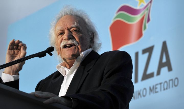 Manolis Glezos, ancien r&eacute;sistant grec, donne un discours, le 3 mai 2012 &agrave; Ath&egrave;nes (Gr&egrave;ce). (LOUISA GOULIAMAKI / AFP)