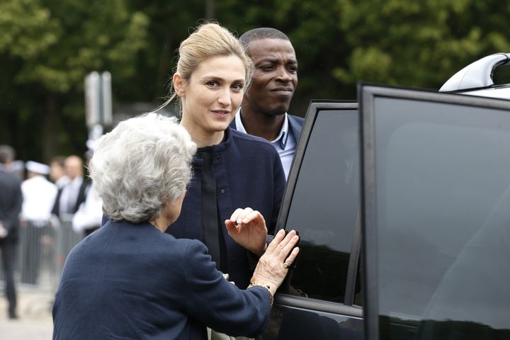 Julie Gayet arrive à la cérémonie de commémoration de l'appel du 18 juin du général de Gaulle, le 18 juin 2015, au mémorial du Mont-Valérien, à Suresnes (Hauts-de-Seine).&nbsp; (THOMAS SAMSON / POOL)