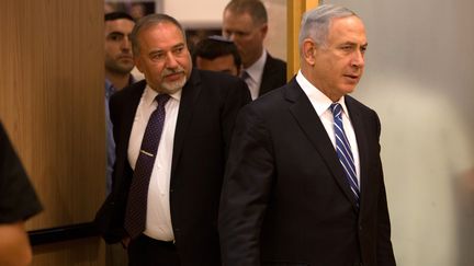 Le Premier ministre israélien,&nbsp;Benyamin Nétanyahou (à&nbsp;droite) et le ministre de la Défense, Avigdor Lieberman, à la Knesset, à Jérusalem (Israël), le 30 mai 2016. (MENAHEM KAHANA / AFP)