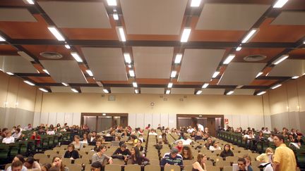 Des étudiants dans un amphithéâtre de l'université de Nanterre, le 9 octobre 2007. (MARC WATTRELOT / AFP)