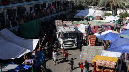 Des Palestiniens déplacés sont installés dans la cour de l'agence de l'ONU pour les réfugiés palestiniens (Unrwa)  à Deir el-Balah, dans le centre de la bande de Gaza, le 7 novembre 2023. (MAJDI FATHI / NURPHOTO / AFP)