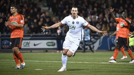 Zlatan Ibrahimovic célèbre son but inscrit contre Lorient en demi-finale de la Coupe de France, mardi 19 avril 2016 sur la pelouse du Moustoir. (DAMIEN MEYER / AFP)