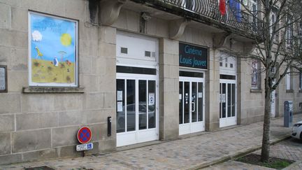 Façade du cinéma Louis Jouvet, à Uzerche (Corrèze) - Mars 2021. (XAVIER DUQUESNOY)