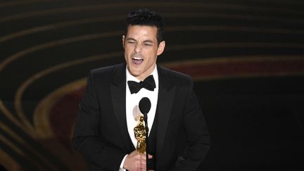 Rami Malek reçoit l'Oscar du meilleur acteur pour son interprétation de Freddie Mercury dans "Bohemian Rhapsody", le 24 février 2019 à Los Angeles (Etats-Unis). (CHRIS PIZZELLO / AP / SIPA)