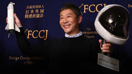 Le milliardaire japonais Yusaku Maezawa lors d'une conférence de presse, à Tokyo, le 9 octobre 2018.&nbsp; (TOSHIFUMI KITAMURA / AFP)