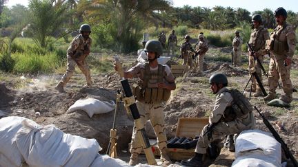 Des soldats irakiens tentent d'endiguer l'avanc&eacute;e des jihadistes, &agrave; proximit&eacute; du village de&nbsp;Jurf Al-Sakhr, &agrave; 45 kilom&egrave;tres de Bagdad, le 6 ao&ucirc;t 2014. ( AFP )