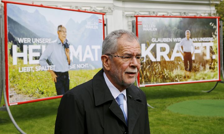 Le candidat écologiste Alexander Van der Bellen pose devant ses affiches de campagne, le 26 avril 2016, à Vienne (Autriche).&nbsp; (LEONHARD FOEGER / REUTERS)