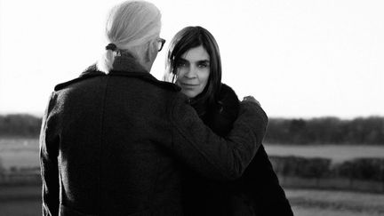 Le couturier Karl Lagerfeld (de dos) et Carine Roitfeld (de face) posent ensemble lors d'une séance de shooting (KARL LAGERFELD)