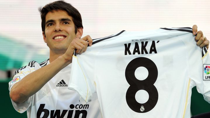 Le Br&eacute;silien Kaka lors de sa pr&eacute;sentation au public du Real Madrid, au stade&nbsp;Santiago Bernabeu, &agrave; Madrid (Espagne), le 30 juin 2009. (JAVIER SORIANO / AFP)