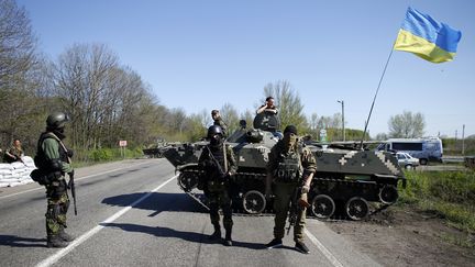 Des soldats ukrainiens montent la garde pr&egrave;s de de Malinivka, &agrave; l'est de Slaviansk,&nbsp;dans l'est de l'Ukraine, le 24 avril 2014. ( MARKO DJURICA / REUTERS)