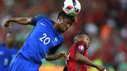 Coman face à Nani, lors de la finale de l'Euro 2016 (PATRIK STOLLARZ / AFP)