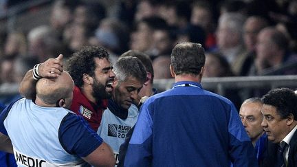 Des images terribles. 56e minute, Yoann Huget est contraint de quitter, en pleurs, la pelouse de Twickenham. L'ailier français souffre du genou droit. Le pire, une rupture des ligaments croisés, est malheureusement à craindre... (FRANCK FIFE / AFP)