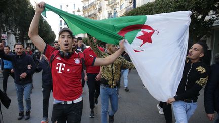 Des étudiants algériens manifestent contre la décision d'Abdelaziz Bouteflika de briguer un cinquième mandat, le 26 février 2019 à Alger (Algérie).&nbsp; (FAROUK BATICHE / ANADOLU AGENCY / AFP)