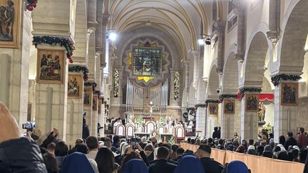 Les bancs de la basilique de la Nativité de Bethléem, en Cisjordanie, sont pleins pour la messe de Noël, le 24 décembre 2024. (ELEONORE WEIL / FRANCE INFO / RADIO FRANCE)