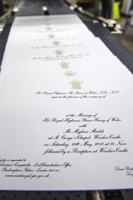 Les invitations au mariage du prince Harry et de Meghan Markle, le 22 mars 2018, dans l'atelier de l'imprimeur royal&nbsp;Barnard &amp; Westwood, à Londres. (VICTORIA JONES / POOL)