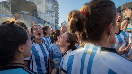 Des supporters argentins à Buenos Aires après la qualification de l'équipe nationale en finale de la Coupe du monde de football, le 13 décembre 2022. (FLORENCIA MARTIN / DPA)