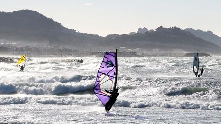 Les secouristes ont été alertés de la disparition du véliplanchiste, dimanche 22 décembre, au large de Saint-Vaast-la-Hougue dans la Manche. (DAVID ROSSI / MAXPPP)