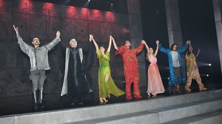 La troupe de la comédie musicale "Notre-Dame de Paris" à l'issue de la Générale au Palais des Congrès (Paris), le 24 novembre 2023. (JACQUES BENAROCH / SIPA)