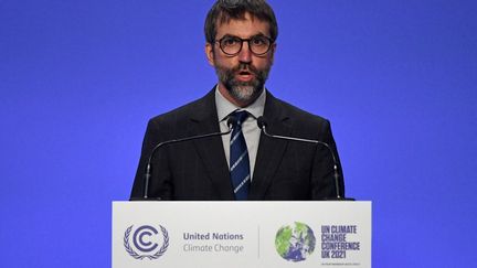 Le ministre canadien de l'Environnement et du Changement climatique, Steven Guilbeault, l ors d'une conférence de presse à la COP26 à Glasgow (Ecosse), le 12 novembre 2021. (PAUL ELLIS / AFP)