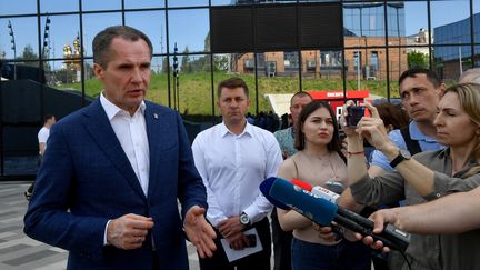 Le gouverneur de la région de Belgorod (Russie), Viatcheslav Gladkov, s'adresse à des journalistes, le 2 juin 2023 à Belgorod. (OLGA MALTSEVA / AFP)