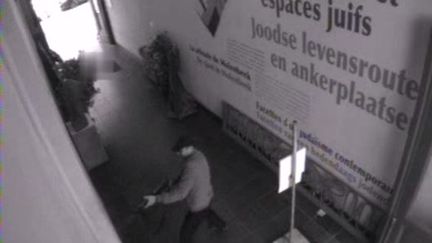 Capture &eacute;cran de la vid&eacute;o de l'attaque du Mus&eacute;e juif de Bruxelles, diffus&eacute;e par la police belge le 25 mai 2014.&nbsp; (FEDPOL BELGIUM / YOUTUBE)