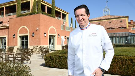 Le chef&nbsp;Christophe Bacquié devant son relais provençal au Castellet (Var). (SOPHIE LOUVET / MAXPPP)