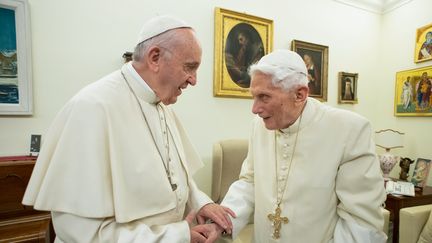 Église catholique : Benoît XVI et les conservateurs attaquent le pape François via un livre