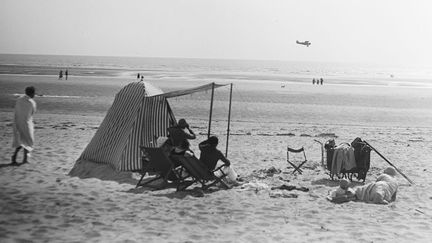 Des photos qui racontent l'ambiance à La Baule dans les années 1910-1920, ici un cliché intitulé "L'avion".
 (Donation Jacques-Henri Lartigue)