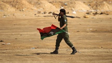 Un insurgé libyen (27 mars, près d'Ajdabiya) (AFP / Patrick Baz)