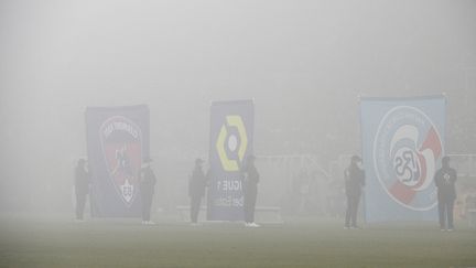 Le match entre Clermont et Stasbourg du 22 décembre 2021 a été reporté à cause d'un épais brouillard. (JEAN-PHILIPPE KSIAZEK / AFP)