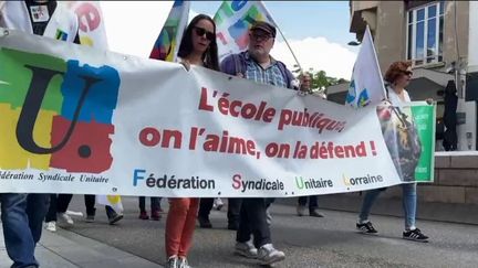 Éducation : enseignants et parents d'élèves mobilisés contre le "choc des savoirs" (Franceinfo)