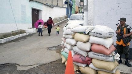 Un soldat en faction, à Mixco, à 20 km de Guatemala City (AFP/JOHAN ORDONEZ)