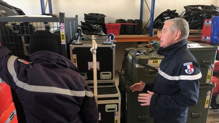 Le Lieutenant-Colonel Jacques Pagès donne des consignes pour les derniers préparatifs. (Hugo Charpentier / Radio France)