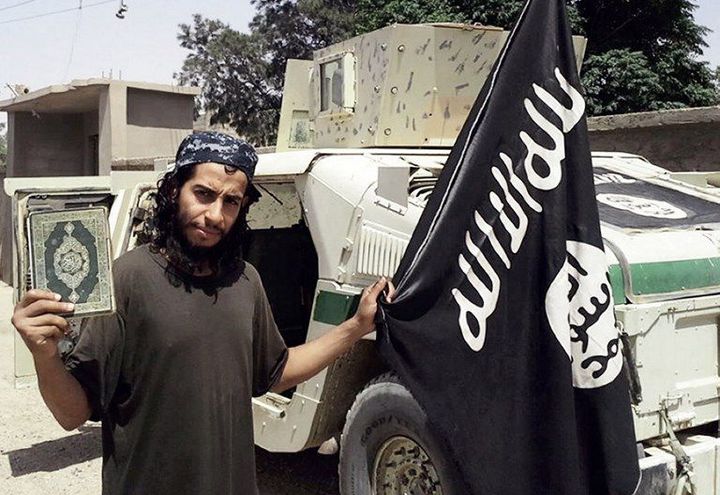 Abdelhamid Abaaoud, originaire de Molenbeek en Belgique, serait le commanditaire des attentats parisiens. (AFP/HO/DABIQ)