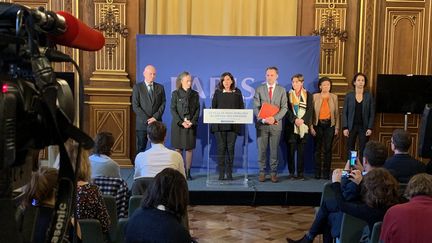 La maire de Paris et une partie de l'équipe municipale lors d'un point de presse à l'Hôtel de Ville le 7 décembre 2018&nbsp; (NICOLAS OLIVIER / FRANCE-BLEU PARIS)