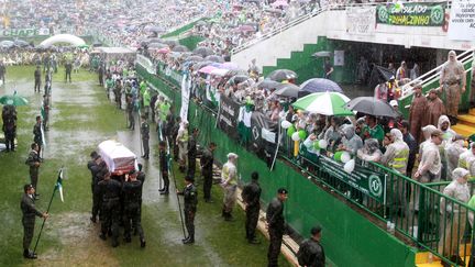 Arrivée des cercueils des joueurs de l'équipe de Chapeco au stade de la ville brésilienne, le 3 décembre 2016.&nbsp; (REUTERS)