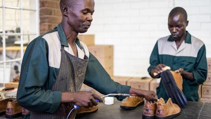 Le&nbsp;25 janvier 2019, les employés de la société de chaussures Courteney, entreprise située à Bulawayo,&nbsp;deuxième ville du Zimbabwe. (ZINYANGE AUNTONY / AFP)