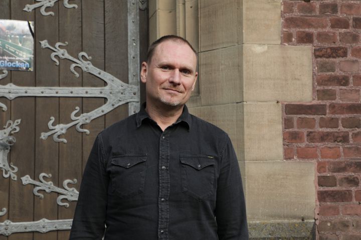 Ingo Bajerke, habitant de Keyenberg (Allemagne), devant l'église du village, le 13 septembre 2021.&nbsp; (VALENTINE PASQUESOONE / FRANCEINFO)