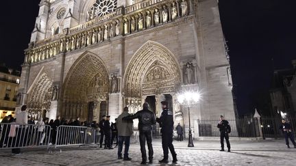 Cazeneuve, ministre du Culte, assiste à la messe de Noël à Notre-Dame de Paris