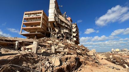 Après le passage de la tempête Daniel, un immeuble détruit à Derna (Libye), le 14 septembre 2023. (HAMZA AL AHMAR / ANADOLU AGENCY / AFP)