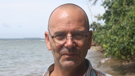 &nbsp; (Thierry Baboulène sur la plage de Hienghène © Emmanuel Langlois / Radio France)