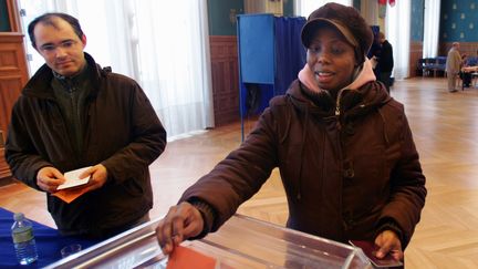 Lors d'un r&eacute;f&eacute;rendum symbolique sur le droit de vote des &eacute;trangers, en mars 2006, &agrave; Saint-Denis (Seine-Saint-Denis). (JOEL SAGET / AFP)