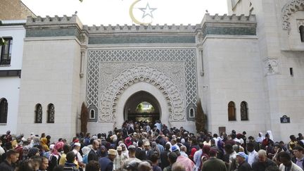 Des musulmans se rassemblent à la Grande mosquée de Paris pour fêter la fin du ramadan, le 15 juin 2018. (ZAKARIA ABDELKAFI / AFP)