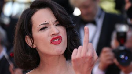 L'actrice italienne Asia Argento fait un doigt d'honneur &agrave; son arriv&eacute;e &agrave; la projection du film "Zulu" pr&eacute;sent&eacute; hors comp&eacute;tition &agrave; Cannes (Alpes-Maritimes), le 26 mai 2013. (LOIC VENANCE / AFP)