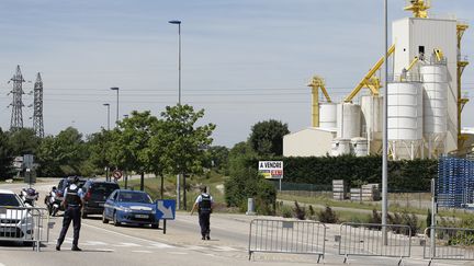 Des gendarmes bloquent l'acc&egrave;s &agrave; la zone industrielle de Saint-Quentin-Fallavier (Is&egrave;re), vendredi 26 juin 2015. (EMMANUEL FOUDROT / REUTERS / X02976)