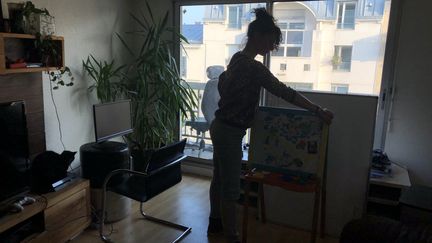 Aurélia, menacée&nbsp;d'expuslion de son logement parisien avec la fin de la trêve hivernale, range les jouets de sa fille dans des cartons. (RADIO FRANCE / ADRIEN BOSSARD)