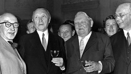 De gauche à droite: le ministre de la Justice allemand Fritz Schäffer, le chancelier Konrad Adenauer, le ministre de l'Economie Ludwig Ehrard, le ministre des Finances Frantz Etzel (le 20 juin 1958, lors du 10e anniversaire de l'introduction du Deutsche Mark). (AFP - DPA - KURT ROHWEDDER)