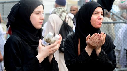 Deux femmes avec leurs bouteilles de pierre, pr&ecirc;tes &agrave; "lapider Satan", comme l'exige le rituel. (DILEK MERMER / ANADOLU AGENCY)